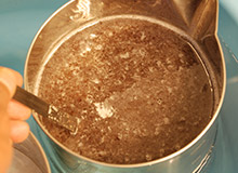 アントシアニンたっぷりの十勝産小豆の種皮を練り込みます。